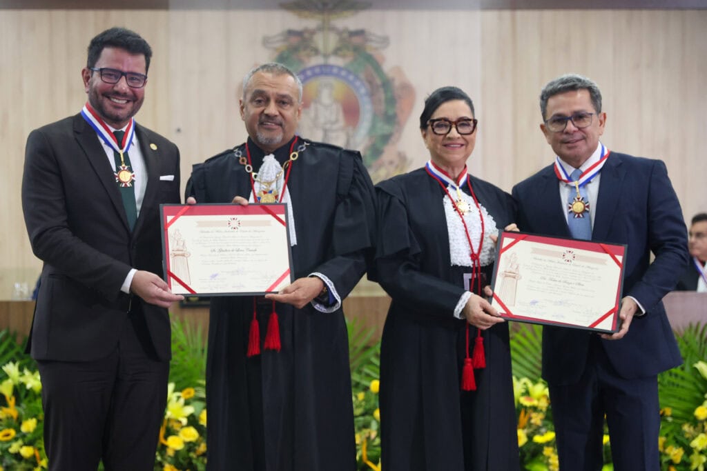 Governador Gladson Camelí é condecorado com a Ordem do Mérito Judiciário do Amazonas em Manaus