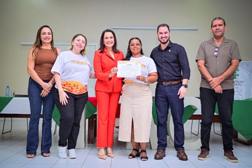 Na Cidade do Povo, Mailza entrega certificados a participantes do Programa Mulheres Mil