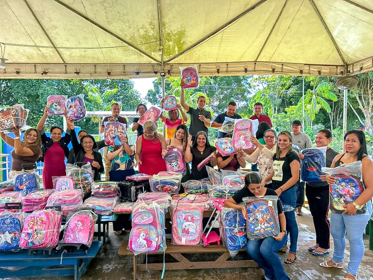 Prefeitura de Rio Branco e Receita Federal doam 700 mochilas para escolas da zona rural