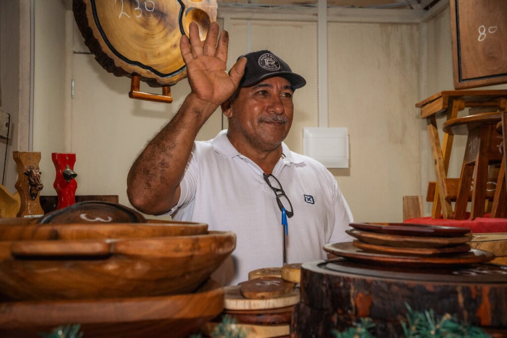 Aos 60 anos, artesão investe na venda de peças artesanais em madeira na Vila Natalina