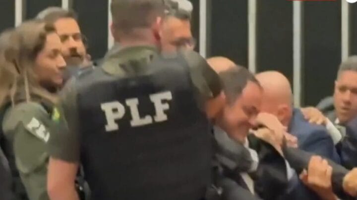 Polícia retira à força Glauber da Mesa Diretora da Câmara