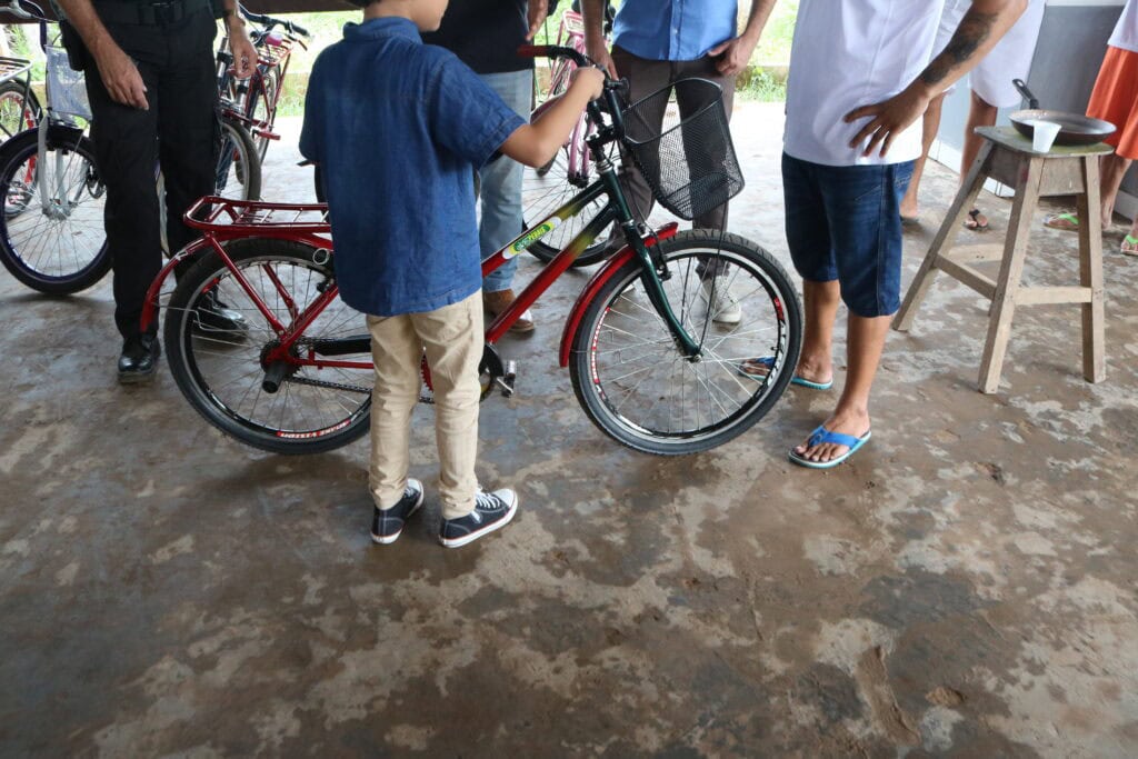 Pedais para Novos Tempos transforma trabalho prisional em reencontro, dignidade e esperança no Natal