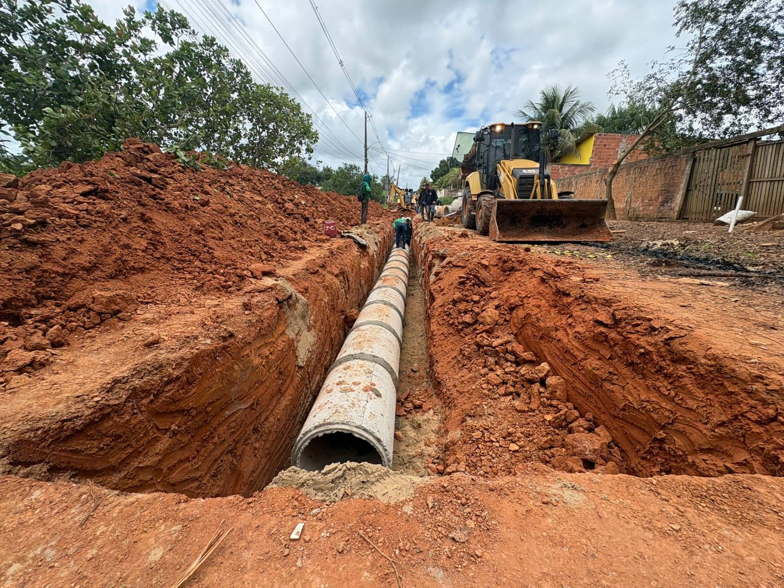 Na Estrada Dias Martins, Deracre realiza serviços de drenagem no trecho após a ponte