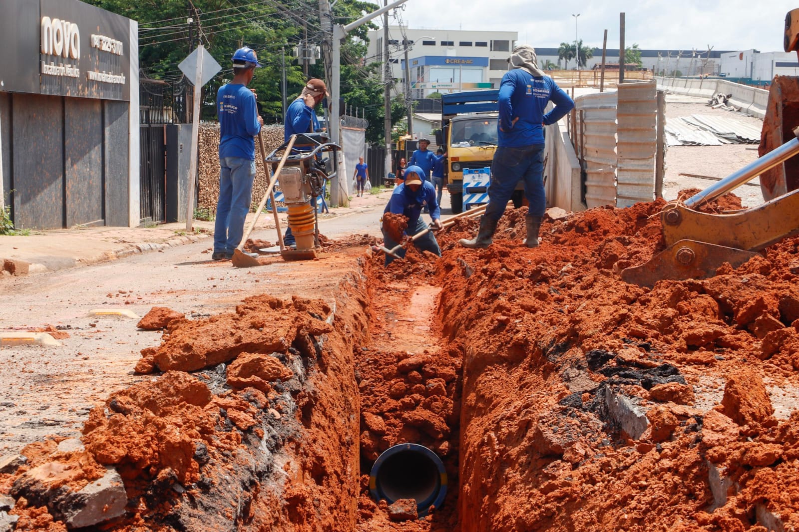 Prefeitura de Rio Branco faz instalação de adutora de ferro fundido na Estrada Dias Martins
