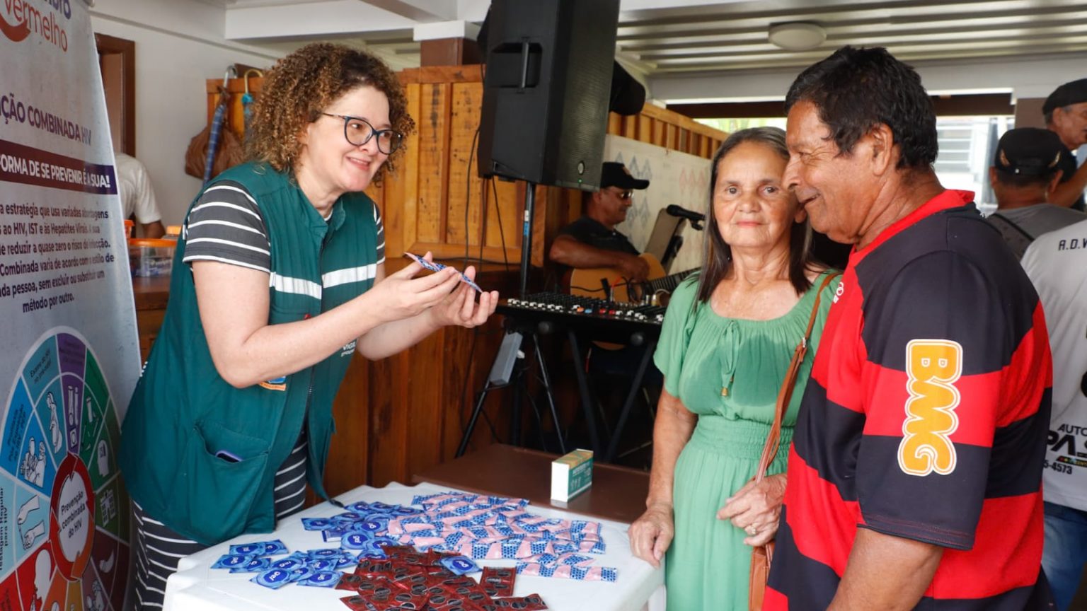 Prefeitura de Rio Branco leva prevenção ao HIV/Aids para idosos durante o tradicional Forró do Senadinho