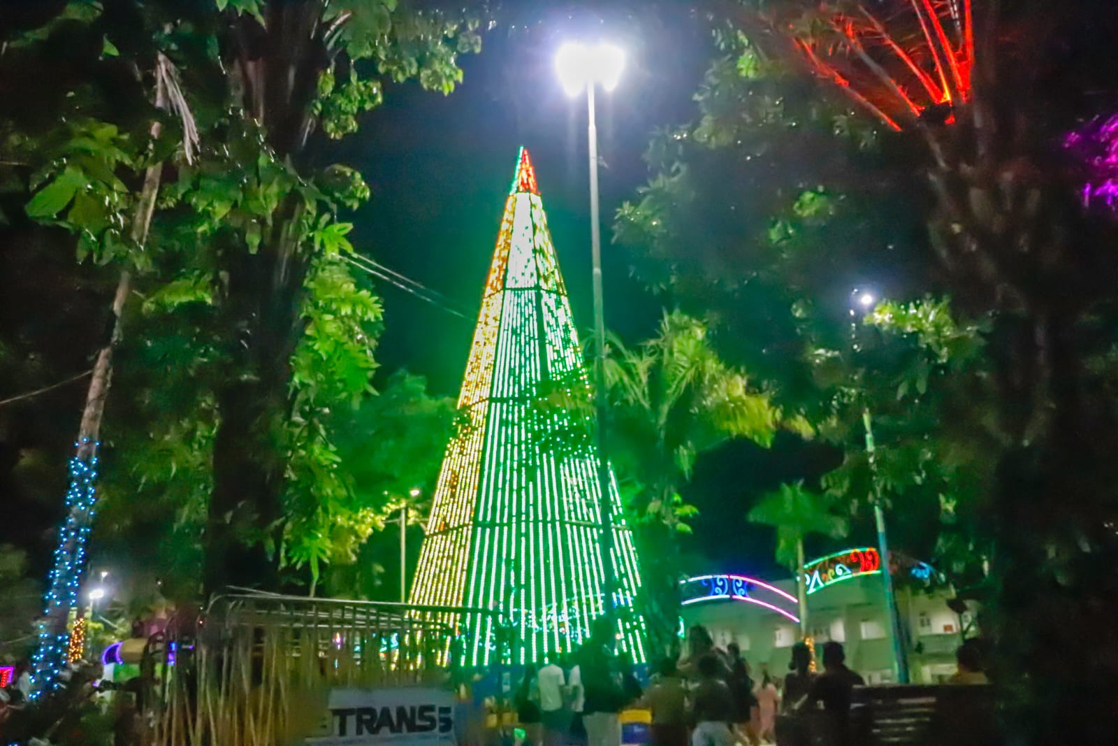 Prefeitura de Rio Branco acende oficialmente as luzes do Natal de Vida, Esperança e Dignidade 2025