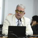 Comissão de Constituição, Justiça e Cidadania (CCJ) realiza reunião com 16 itens. Entre eles, o PL 2.951/2024, que amplia o seguro rural para pequenos e médios produtores, o PL 3.951/2019, que restringe o uso de dinheiro em espécie em transações, e o PL 1.299/2024, que dificulta a progressão de pena em crimes violentos contra crianças. Também estão na pauta propostas sobre testamento emergencial, emendas parlamentares impositivas, alimentação escolar, liberdade provisória, cibersegurança, controle interno e ensino obrigatório da Libras nas escolas. 

Em pronunciamento, à bancada, senador Sérgio Petecão (PSD-AC).

Foto: Andressa Anholete/Agência Senado