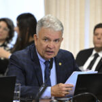 Comissão de Constituição, Justiça e Cidadania (CCJ) analisa o PL 1.299/2024, que dificulta a progressão de regime de presos condenados por crimes violentos contra crianças. Também estão na pauta projetos sobre a carreira do Judiciário (PLs 4.750/2025 e 3.084/2025), seguro rural (PL 2.951/2024), uso de dinheiro em espécie (PL 3.951/2019) e regime disciplinar em presídios federais (PL 5.391/2020). 

Em pronunciamento, à bancada, relator do PL 1.791/2019, senador Sérgio Petecão (PSD-AC).

Foto: Edilson Rodrigues/Agência Senado