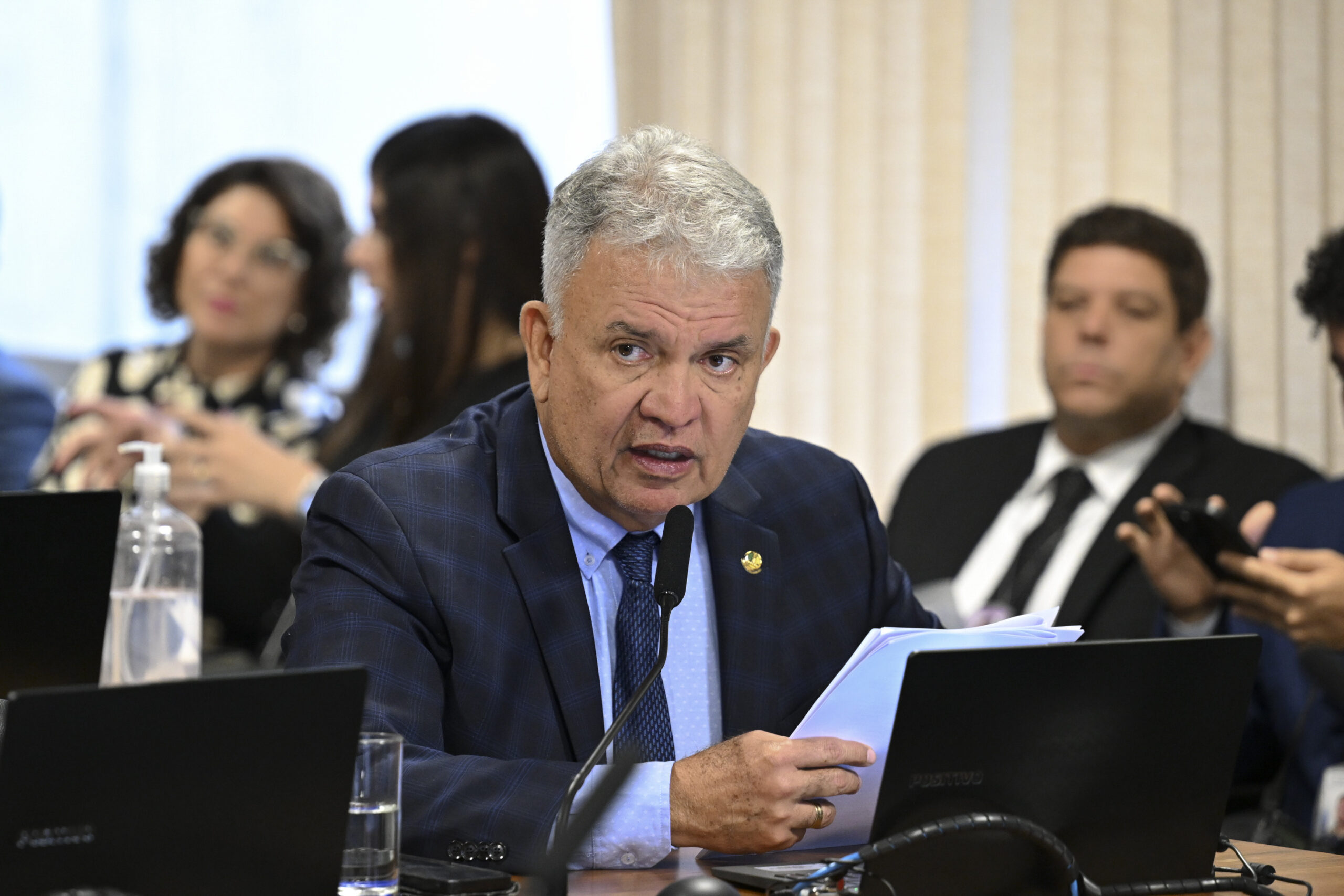 Comissão de Constituição, Justiça e Cidadania (CCJ) analisa o PL 1.299/2024, que dificulta a progressão de regime de presos condenados por crimes violentos contra crianças. Também estão na pauta projetos sobre a carreira do Judiciário (PLs 4.750/2025 e 3.084/2025), seguro rural (PL 2.951/2024), uso de dinheiro em espécie (PL 3.951/2019) e regime disciplinar em presídios federais (PL 5.391/2020). 

Em pronunciamento, à bancada, relator do PL 1.791/2019, senador Sérgio Petecão (PSD-AC).

Foto: Edilson Rodrigues/Agência Senado