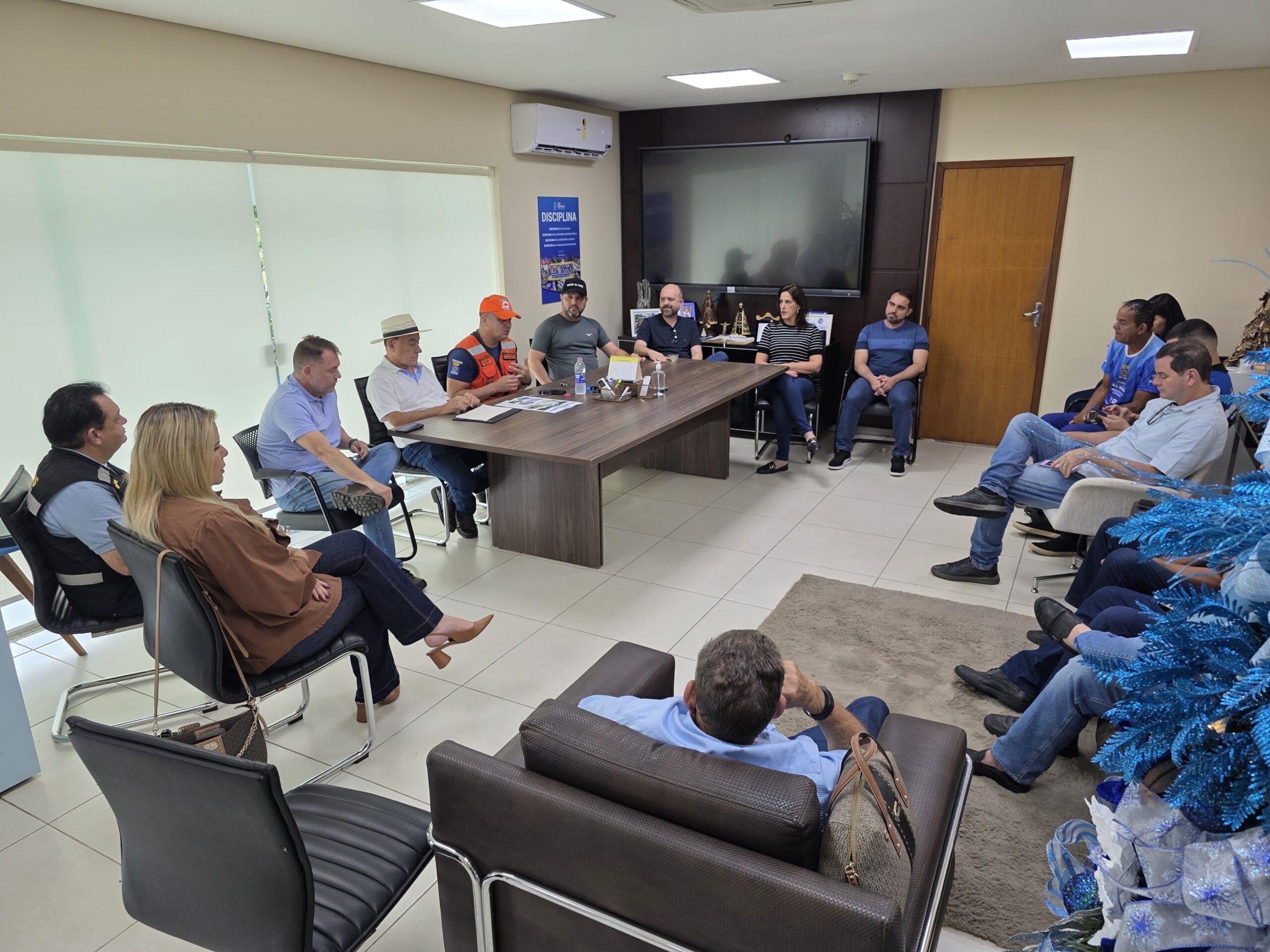 Prefeito Tião Bocalom reúne secretariado para planejar socorro às famílias vítimas das enchentes