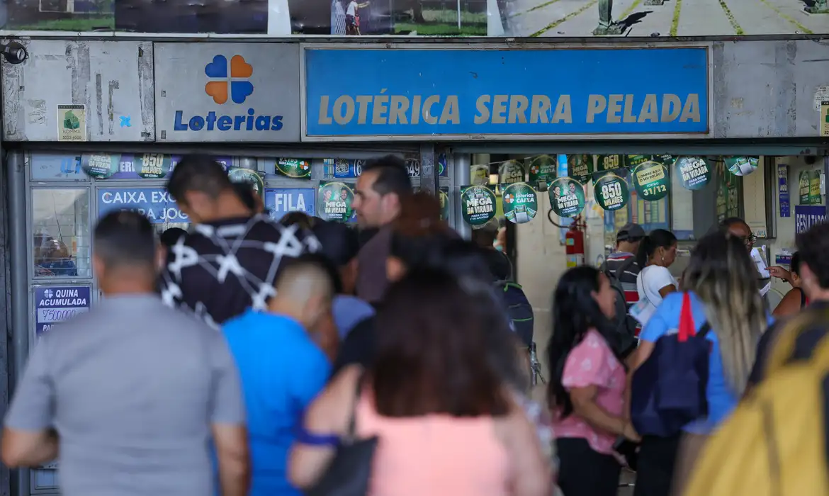 Lotéricas ficam cheias em dia de sorteio da Mega da Virada