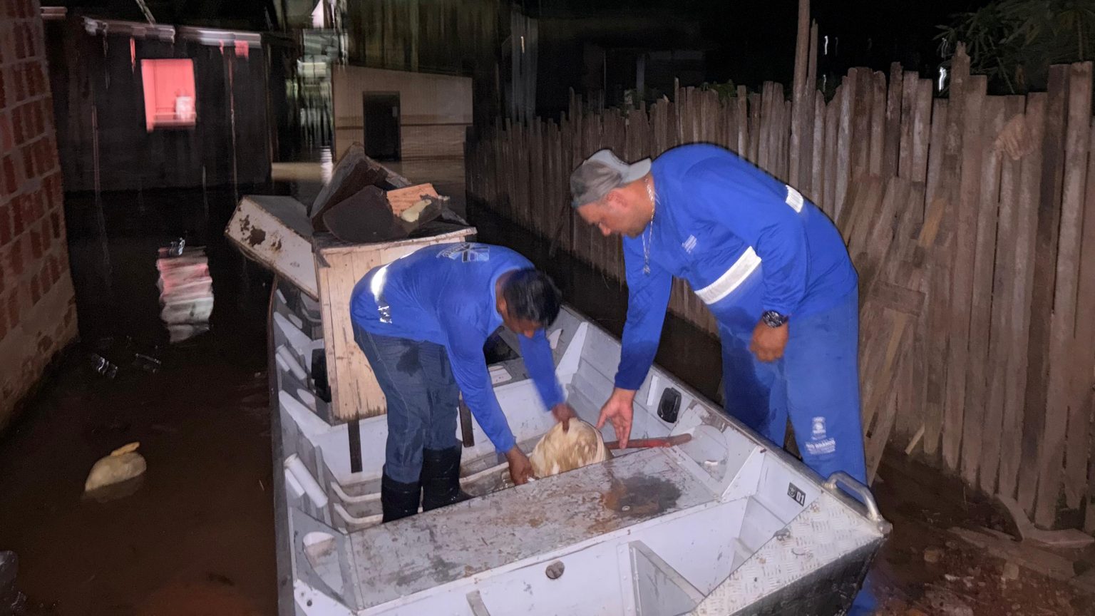 Prefeitura de Rio Branco remove famílias atingidas pela cheia do Rio Acre