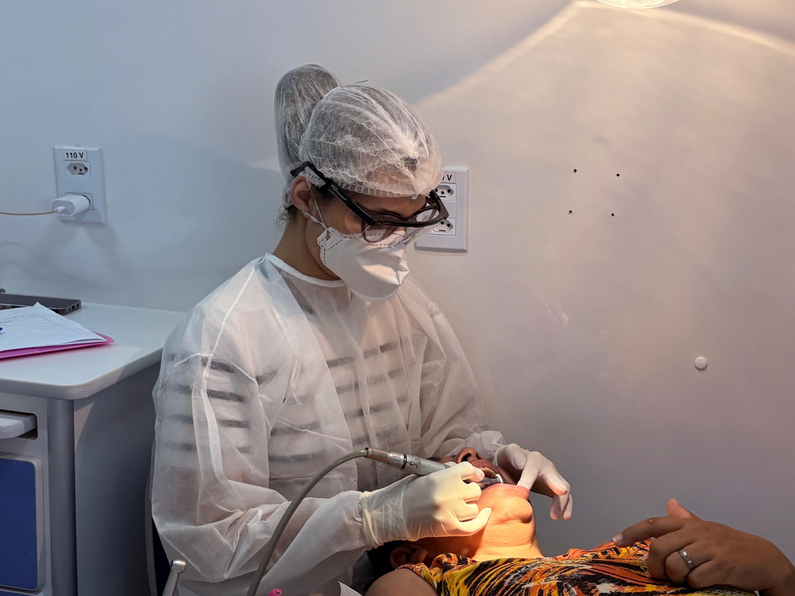 Saúde Municipal leva atendimento odontológico a famílias acolhidas no Parque de Exposições