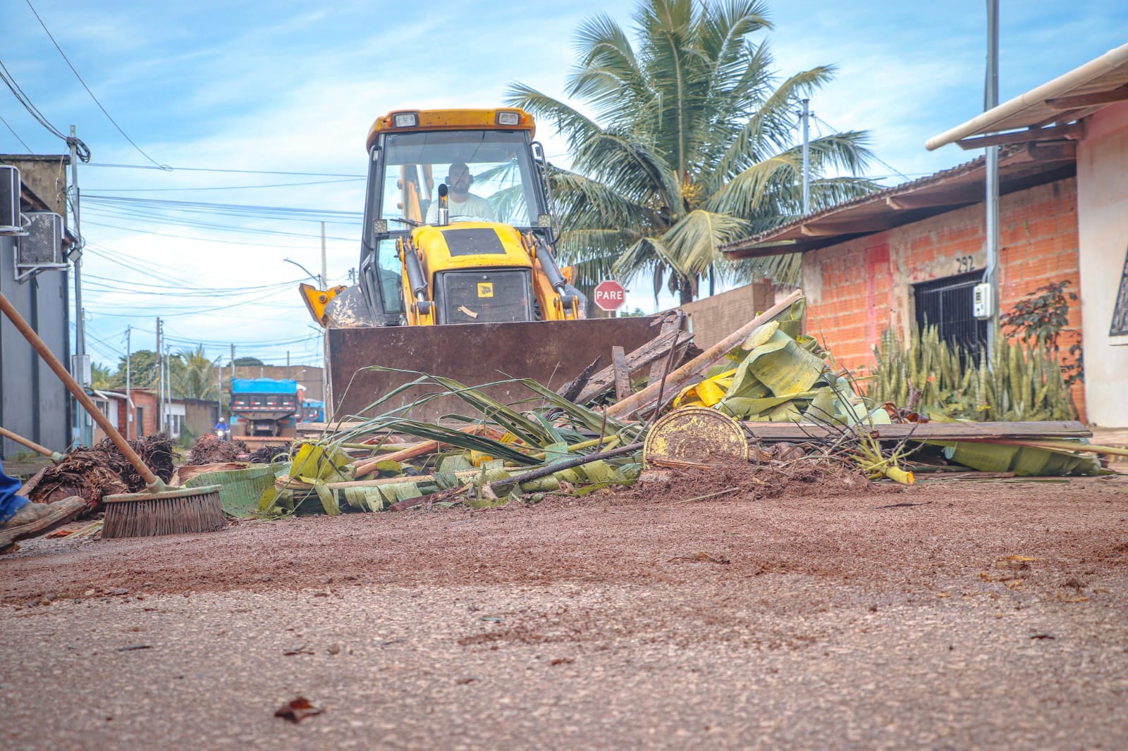 Prefeitura de Rio Branco realiza mutirão de limpeza no bairro Recanto dos Buritis