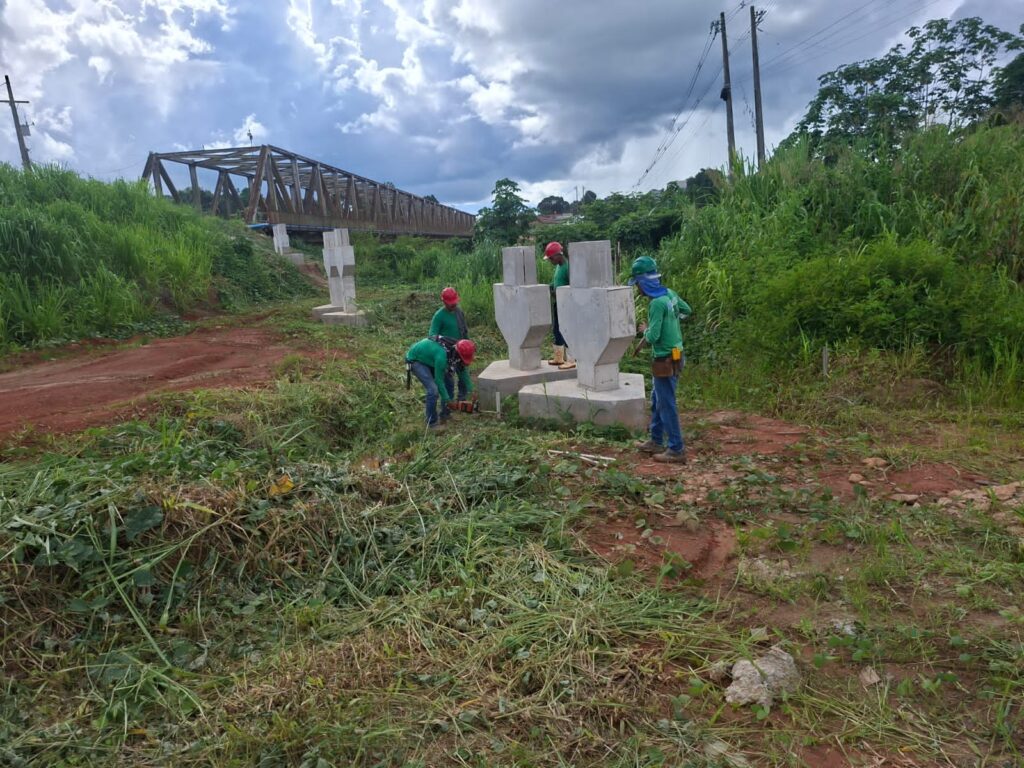Deracre trabalha em obras da passarela do Ramal do Adolar e mantém equipes em campo em Sena Madureira