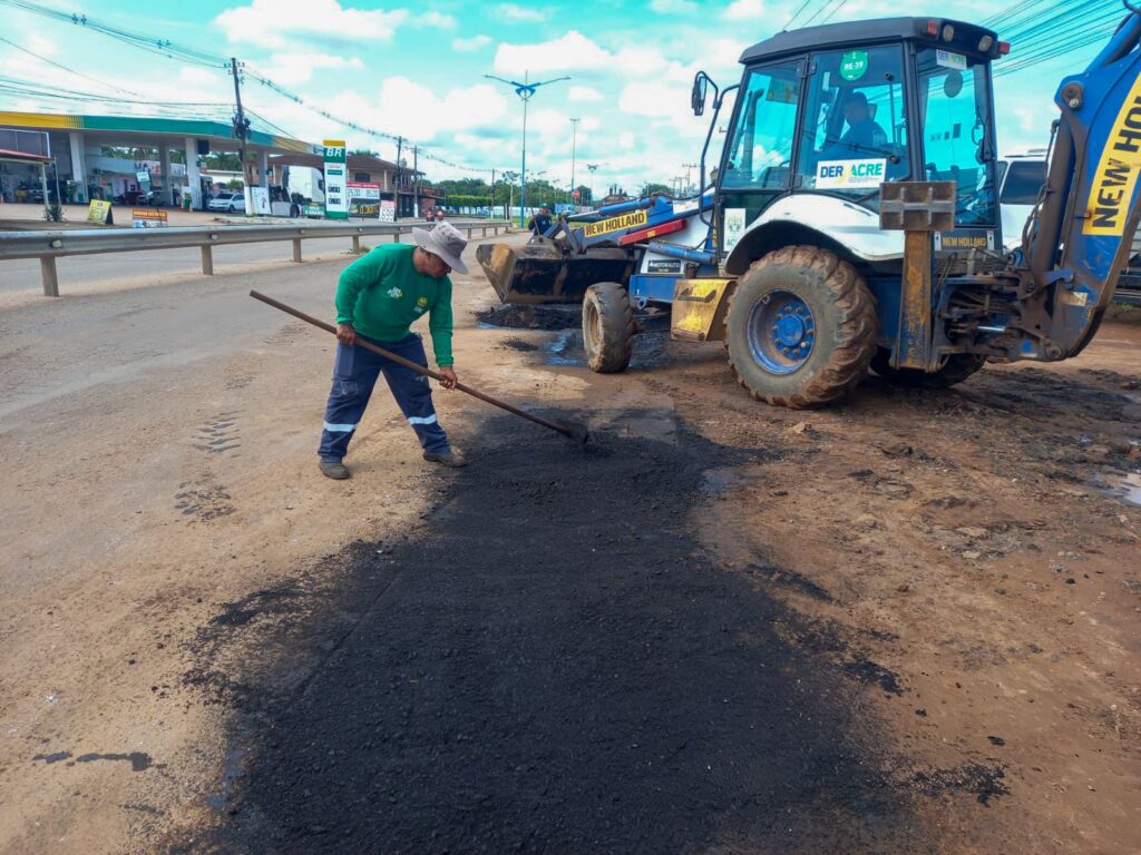 Deracre realiza serviços de tapa-buraco na Rodovia AC-040, em Rio Branco