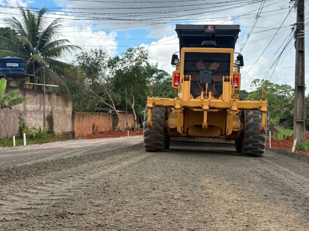 Deracre avança na base da pavimentação da Estrada Dias Martins, em Rio Branco