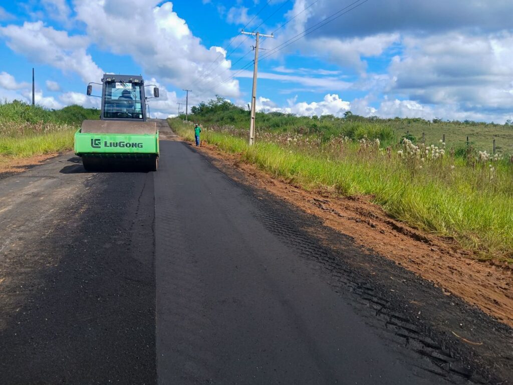 Deracre executa tapa-buraco na Rodovia AC-090, em Rio Branco