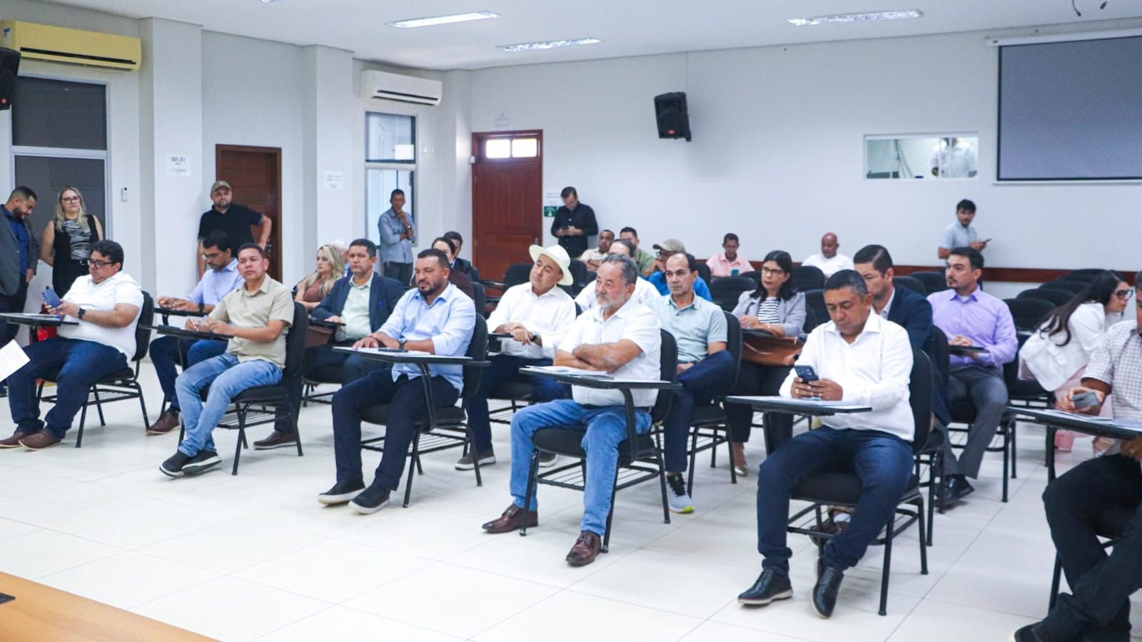 Prefeitos dos 22 municípios do Acre discutem solução conjunta para resíduos sólidos