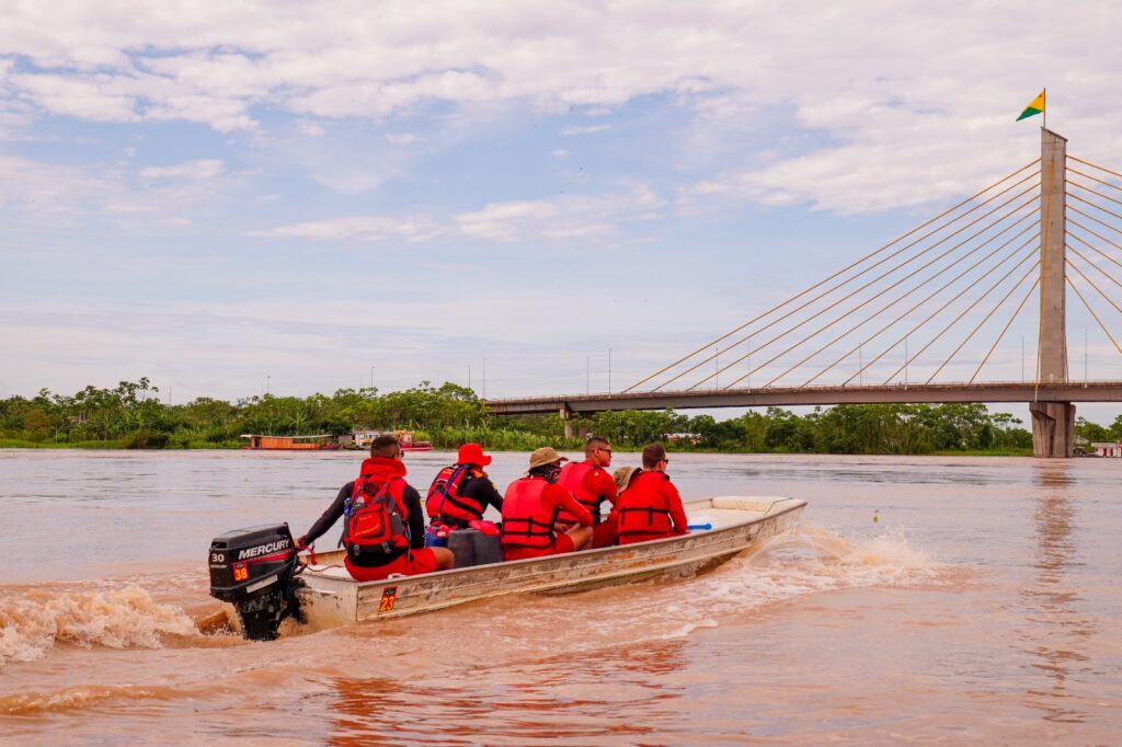Bombeiros do Juruá passam por treinamento de pilotagem de embarcações para reforçar ações durante as cheias