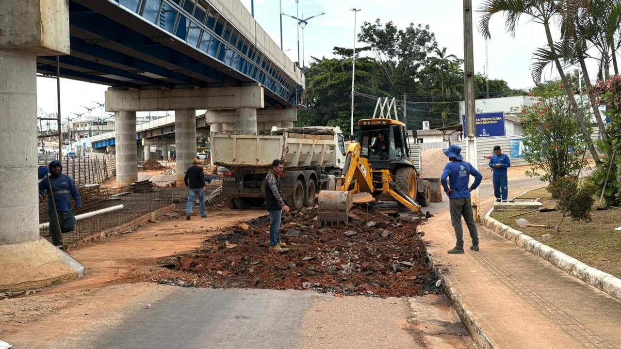 Prefeitura de Rio Branco realiza intervenção estrutural com macadame hidráulico na Estrada Dias Martins com Avenida Ceará