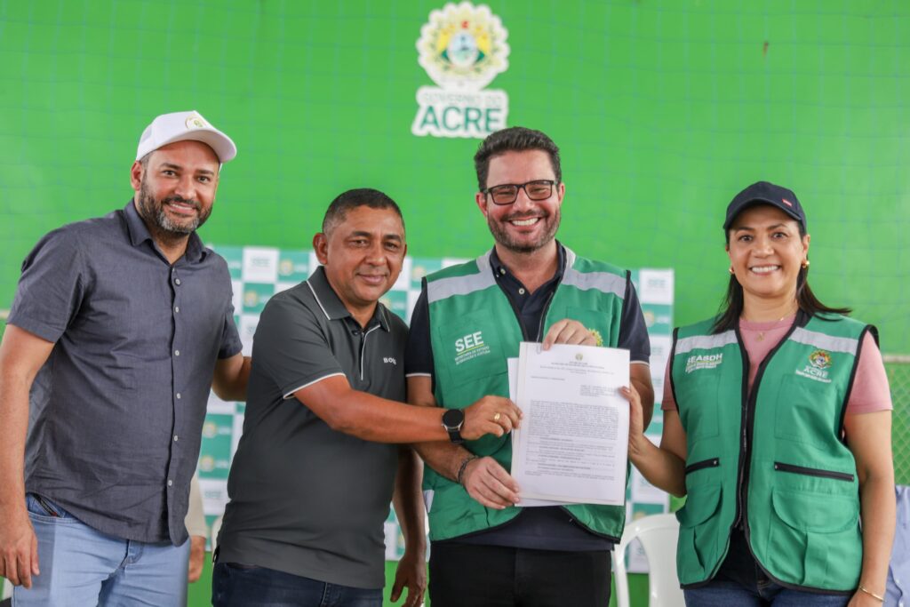 Em Porto Walter, governador e vice anunciam reforma de escolas e entregam kits escolares