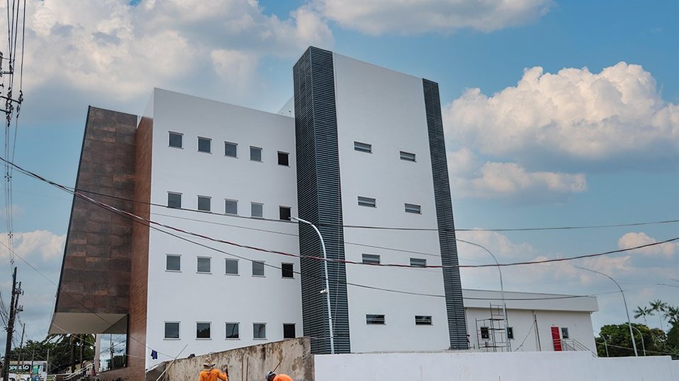 Prefeito de Rio Branco acompanha detalhes finais para entrega da sede da RBPrev