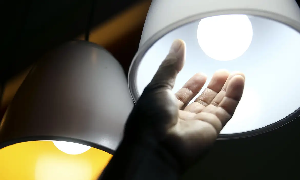 Aneel mantém bandeira verde e conta de luz não terá acréscimo em abril
