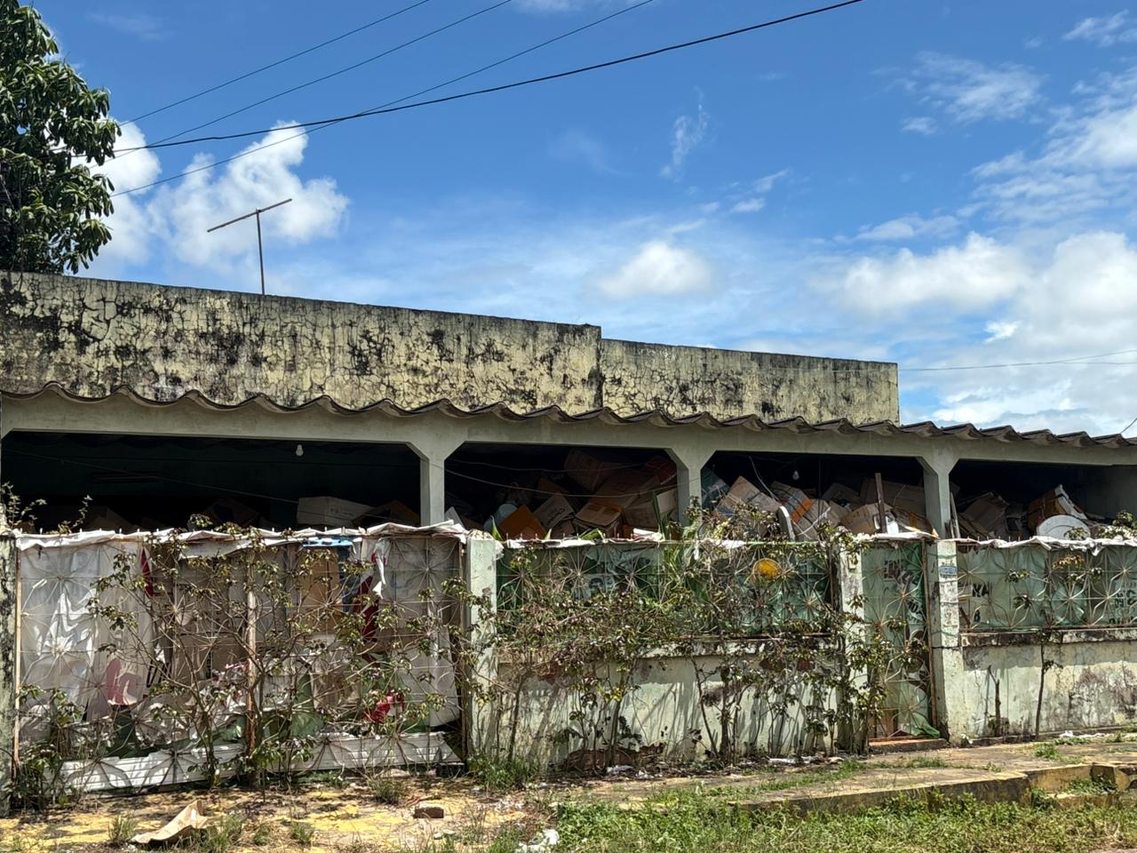 Prefeitura acompanha caso de acúmulo de materiais em residência no bairro Tropical e aguarda decisão do TJ