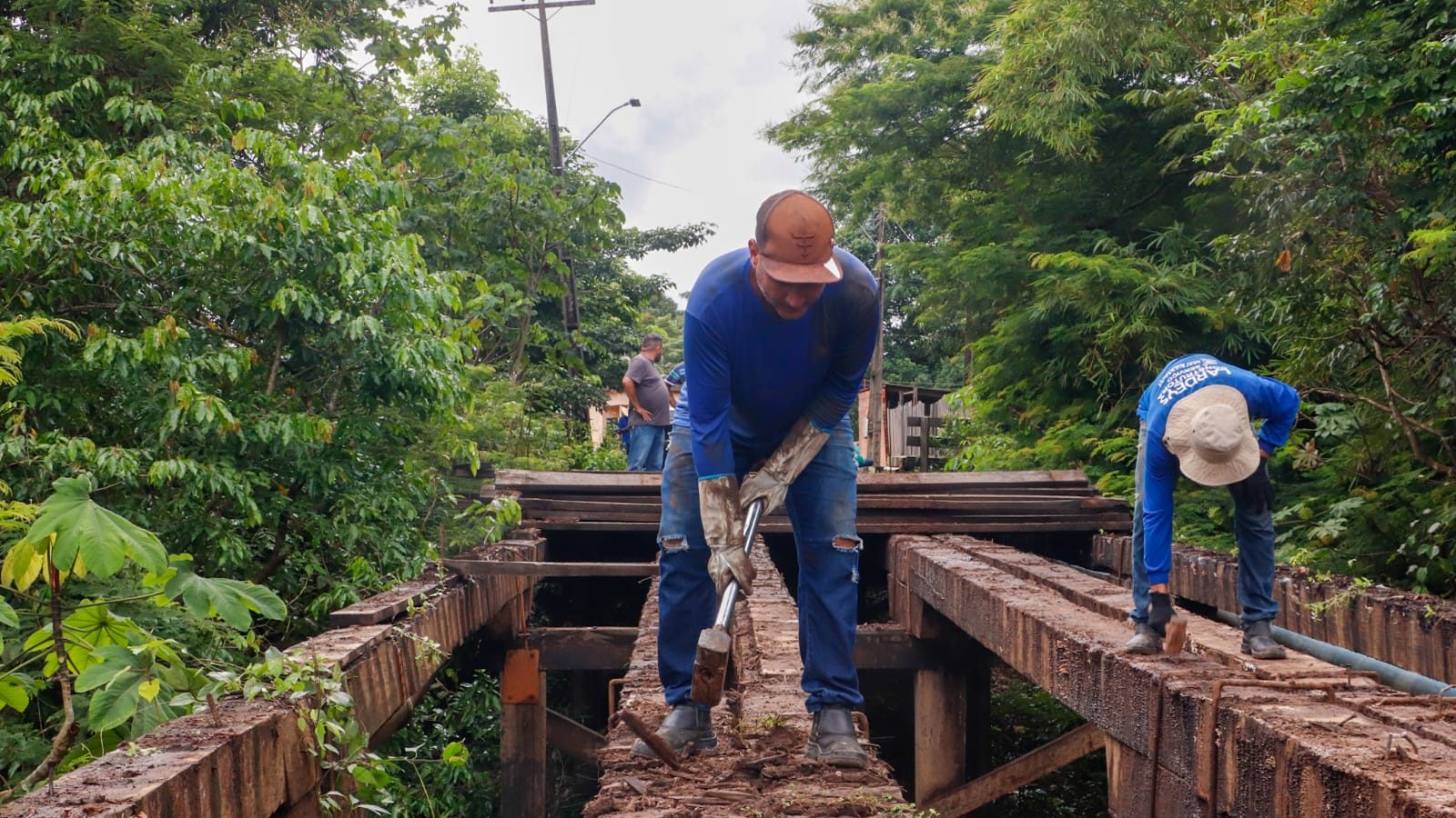 Prefeito vistoria Operação Tapa-Buracos no Esperança e ponte sobre Igarapé Judia