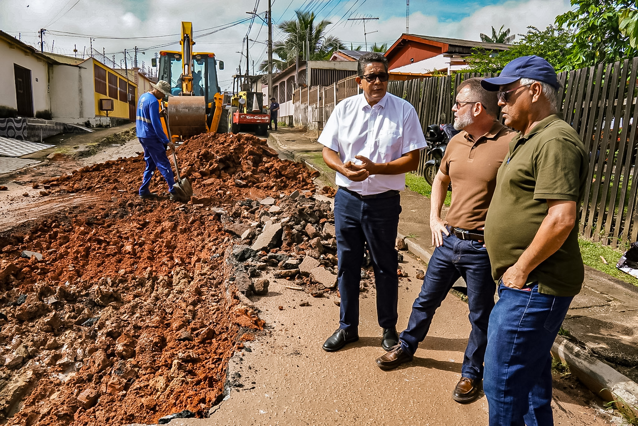 Prefeito de Rio Branco acompanha trabalho de tapa-buracos no bairro Placas