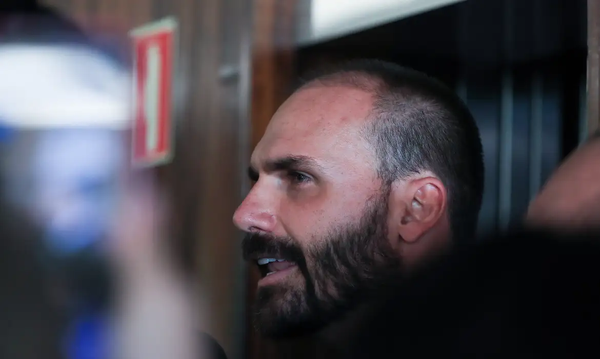 Mendonça pede vista e suspende julgamento contra Eduardo Bolsonaro