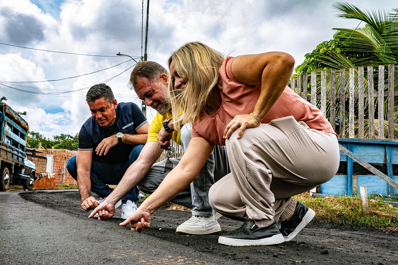 Prefeito de Rio Branco acompanha pavimentação na Travessa Hélio Melo, na Baixada da Sobral