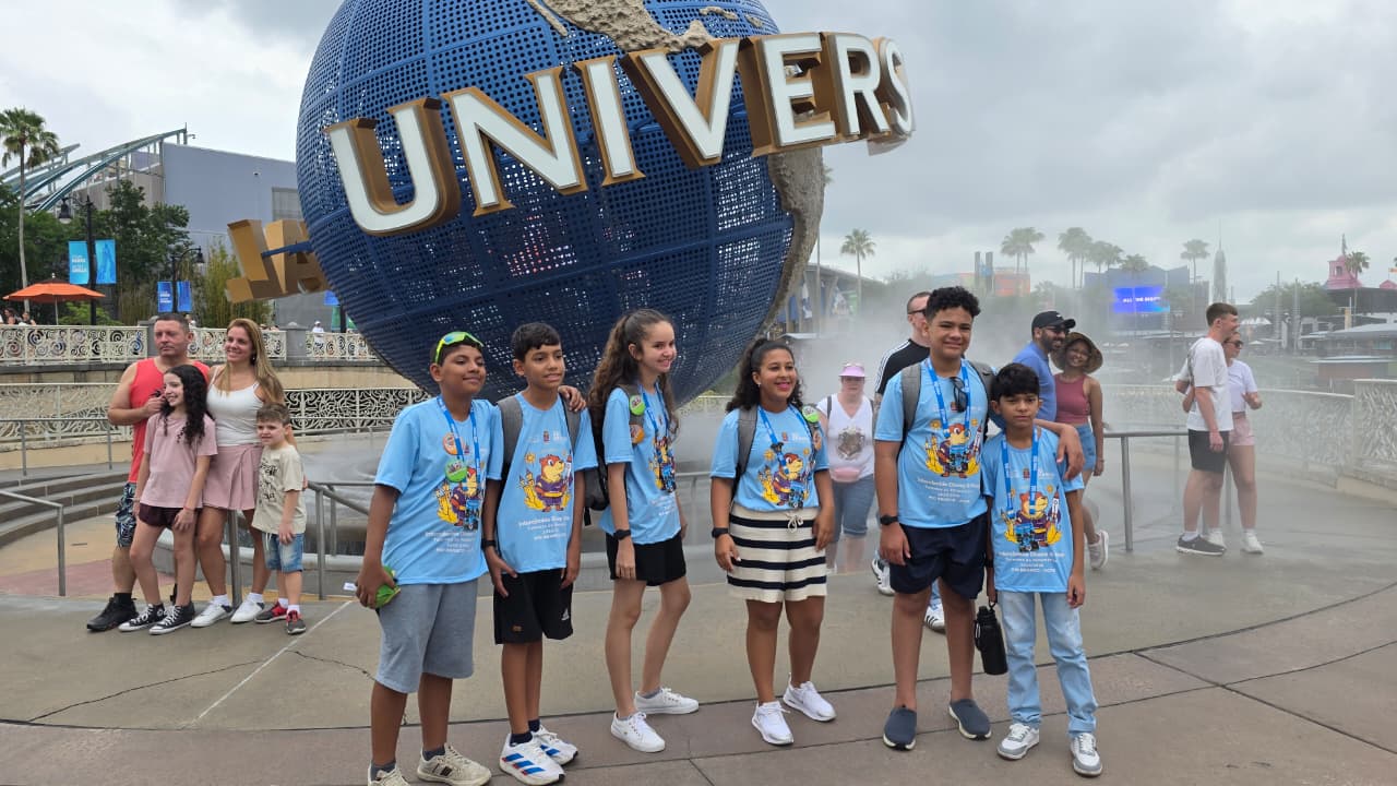 Estudantes da educação municipal vivem dia de aventura e tecnologia na Universal Studios